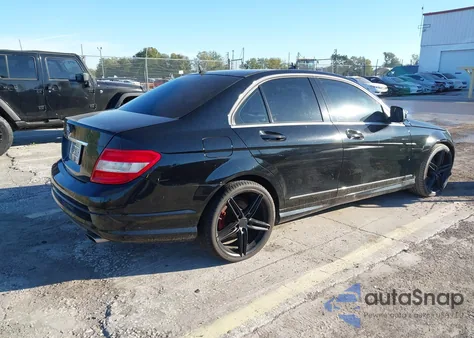 2009 Mercedes-Benz C 300 Luxury/Sport z USA, uszkodzony, nr VIN WDDGF54X79F217921